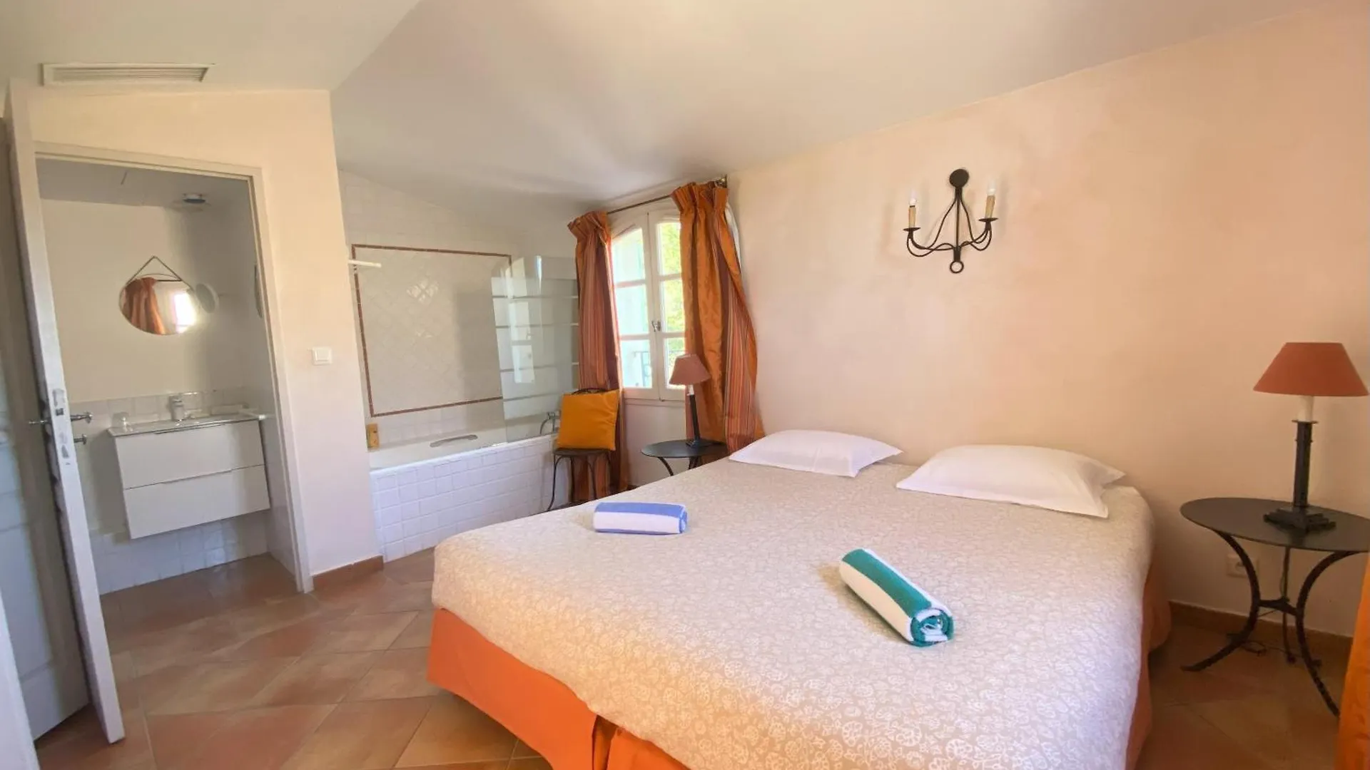 T3 Vue Mer Exceptionnelle Au Domaine Fregate Bandol Saint-Cyr-sur-Mer 0*,  France